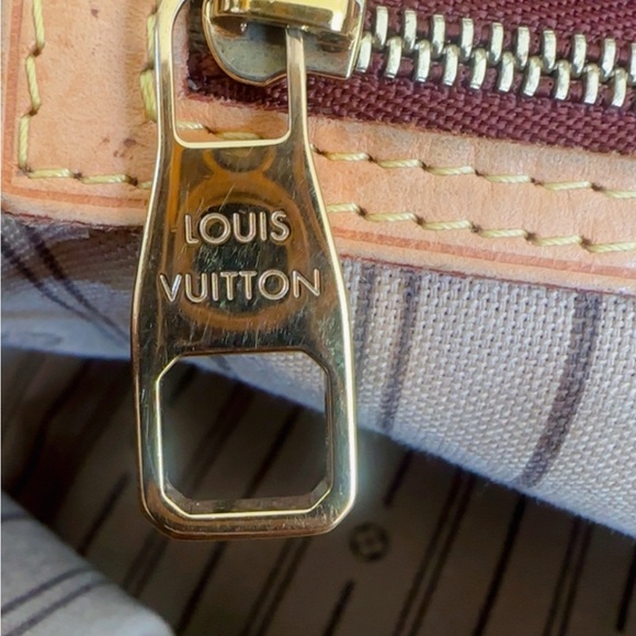 Louis Vuitton Delightful Monogram Bag
(Authentic) - Picture 7 of 11